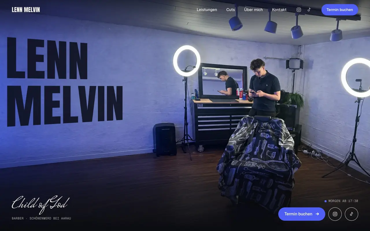 Startseite von lennmelvin.ch: der Name LENN MELVIN gross auf der Wand seines Studios, oben der Knopf „Termin buchen“